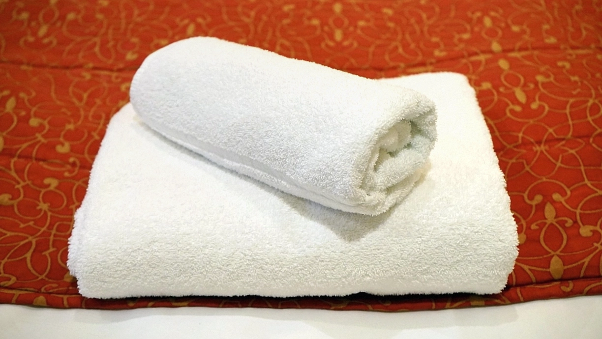 Ático bajo cubierta con claraboya sobre la cama